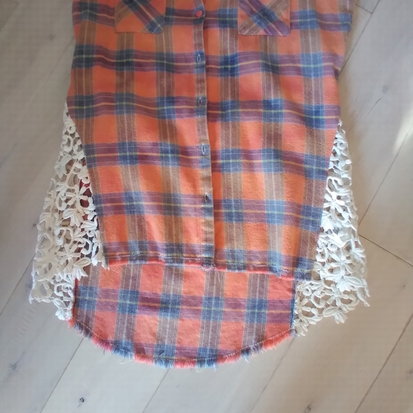 Sleeveless Flannel Shirt with lace inserts - Picture 4 of 8